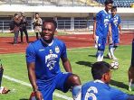 persib-bandung-michael-essien_20180225_165309.jpg
