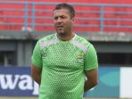persib-bandung-uji-coba-lapangan-jelang-laga-kontra-borneo-fc_20190423_215058.jpg