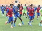 persib-bandung-uji-coba-lapangan-jelang-laga-kontra-borneo-fc_20190423_223134.jpg