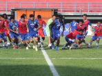 persib-bandung-uji-coba-lapangan-jelang-laga-kontra-borneo-fc_20190423_232038.jpg