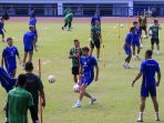 persib-latihan-di-stadion-arcamanik-jelang-hadapi-psm-makassar_20240905_184551.jpg