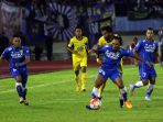 persib-ungguli-mitra-kukar-sementara_20170225_193338.jpg