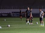 persija-jakarta-gelar-latihan-bersama_20221209_212155.jpg