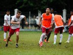 persipura-jayapura-latihan-di-lapangan-pssi_20150221_155053.jpg