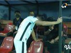 persipura-jayapura-ramiro-fergunzi-saat-menunggu-hasil-pertandingan-barito-putera.jpg