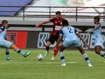 persipura-jayapura-vs-persela-lamongan-imbang-skor-1-1_20220107_140207.jpg