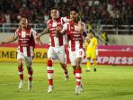 persis-solo-kalah-2-3-dari-persebaya-akibat-gol-bunuh-diri_20230702_070902.jpg