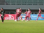 persis-solo-ungguli-dewa-united-di-babak-pertama_20211227_223210.jpg