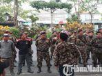 personel-banser-gp-ansor-gelar-apel-di-depan-kantor-pn-surabaya-saat-sidang-gus-nur.jpg