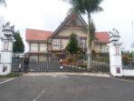 personel-brimob-bersenjata-berjaga-jaga-di-depan-pintu-gerbang-kantor-bupati-pakpak-bharat.jpg