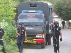 personel-brimob-polda-aceh-terus-memburu-salah_20150712_223706.jpg