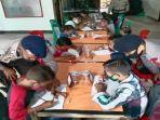 personel-brimob-tengah-mengarahkan-para-siswa-saat-proses-belajar.jpg