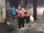 personel-damkar-jakarta-timur-saat-melakukan-proses-penyedotan-banjir.jpg
