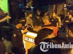 personel-gabungan-memasang-garis-polisi-di-jalan-sikatan-4-manukan-surabaya_20180516_144223.jpg