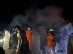 personel-kepolisian-dan-pemadam-kebakaran-memeriksa-rumah-yang-terbakar.jpg