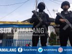 personel-kepolisian-menjaga-rumah-terduga-teroris-di-malang_20170619_174341.jpg