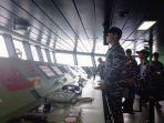personel-kri-teluk-weda-526-tengah-bertugas-di-anjungan-kapal-321.jpg