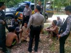 personel-polisi-dari-polres-kuansing-mengamankan-beberapa-orang-penambang-yang-melakukan-a_20170801_111441.jpg