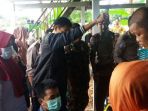 personel-polres-maros-bersama-tim-medis-melihat-lokasi-gantung-diri_20180206_203635.jpg