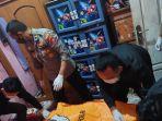 personel-polres-serang-membawa-jenazah-korban-pembunuhan.jpg