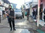 personel-polrestro-jakarta-timur-yang-berjaga-di-jalan-kebun-nanas-selatan-i.jpg