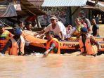 personel-sat-brimob-polda-kalsel-mengevakuasi-warga-korban-banjir-di-kalsel.jpg