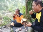 personel-tim-gabungan-pemadaman-karhutla-makan-uubi-kayu_20181001_130813.jpg