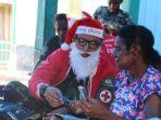 personel-tni-berkostum-santa-claus.jpg