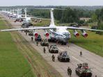 personel-vdv-sedang-melakukan-embarkasi-tank-ifv-bmd-4m-ke-pesawat-ilyushin.jpg