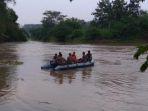 personil-yon-taifib-marinir-tni-al-menuju-titik-tenggelamnya-mobil-di-sungai-brantas-tulungagung.jpg