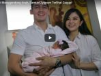 pertama-kali-menggendong-anak-samuel-zylgwyn-terlihat-gugup_20180503_114759.jpg