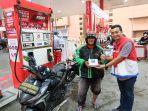 pertamina-patra-niaga-mengadakan-program-berbagi-takjil-kepada-pengendara.jpg