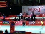 pertandingan-antara-kento-momota-melawan-tommy-sugiarto-di-lapangan-1.jpg