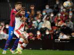 pertarungan-antara-radamel-falcao-dan-gerard-pique.jpg