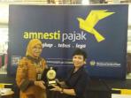 pertiwi-ekasari-berjilbab-menyerahkan-penghargaan-kpd-thamrin-city_20160906_174115.jpg