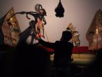 pertunjukkan-wayang-kulit-dengan-kelir-terpanjang-di-dunia_20170320_091432.jpg
