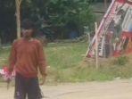 VIRAL Video ODGJ di Aceh Timur Rusak Alat Peraga Kampanye Caleg Menggunakan Parang