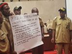 perwakikan-517-kepala-kampung-di-kabupaten-yahukimo-menghadap-dpr-ri_20170918_223156.jpg