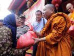 perwakilan-biksu-menyerahkan-paket-sembako-kepada-warga-penerima.jpg