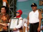 perwakilan-dari-muri-menyerahkan-piagam-rekor-muri_20150730_001249.jpg