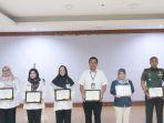 perwakilan-ditjen-bina-keuangan-daerah-kemendagri-menerima-penghargaan.jpg