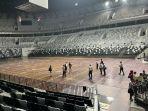 perwakilan-fivb-dan-volleyball-world-saat-meninjaau-indonesia-arena.jpg