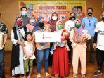 perwakilan-pasien-dan-keluarga-foto-bersama-dr-senja-adianto.jpg