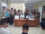 perwakilan-pendemo-bertemua-komisioner-kpu-manado_20151126_133450.jpg