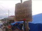pesan-di-atas-media-kardus-bertuliskan-ini-bukan-wisata-bencana.jpg