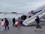 pesawat-air-china-mendarat-darurat-di-singapura-242345235.jpg