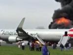 pesawat-american-airlines-terbakar-di-bandara-chicago-as_20161029_081537.jpg