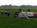 pesawat-latih-cessna-172-jatuh-di-tengah-sawah_20160830_110641.jpg