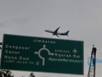 pesawat-melintas-di-atas-jl-by-pass-ngurah-rai_20171203_122234.jpg