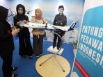 pesawat-r80-di-islamic-festival-book-fair-jabar_20171129_110738.jpg